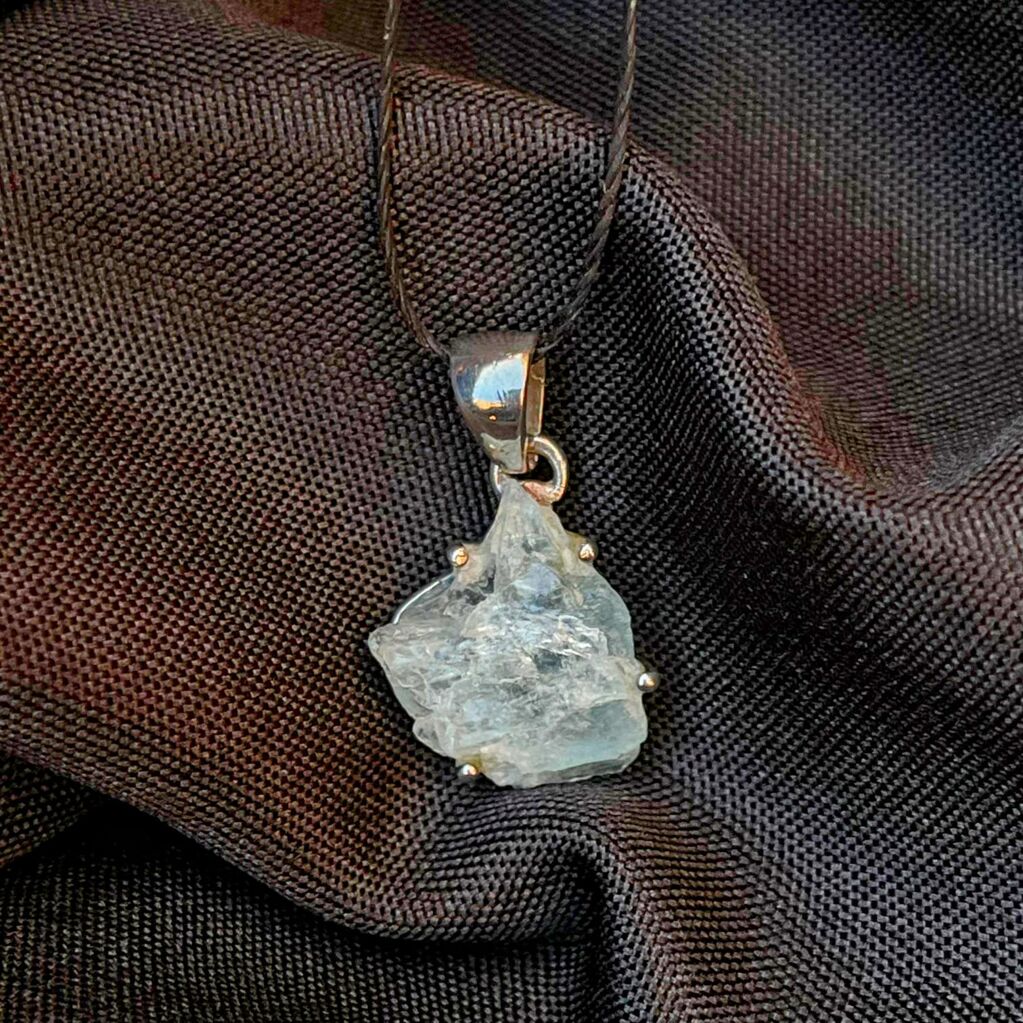Aguamarina en bruto engarzada en plata de ley con valier para colgar - imagen-de-whatsapp-2025-04-25-a-las-09.57.17_ad30b6d5.jpg
