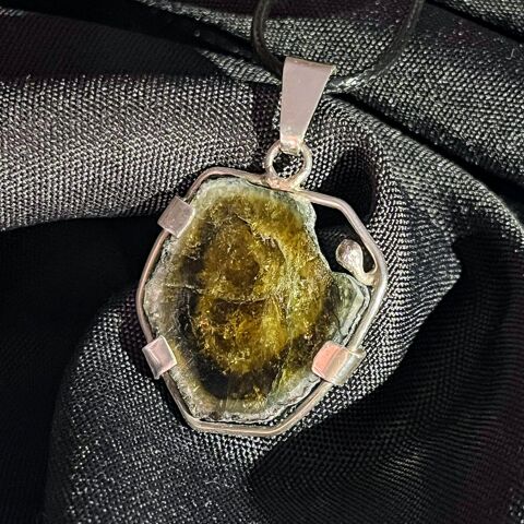 Colgante de Turmalina verde con bandas concéntricas